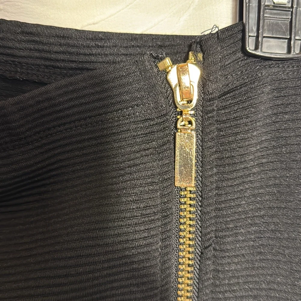 Olivia blu pencil skirt black and with chunky gold zipper accent.‎